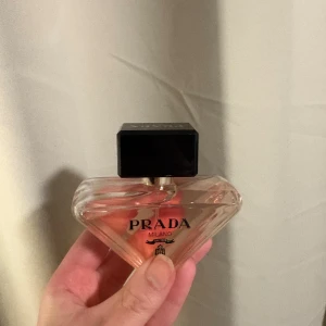 Prada Paradoxe Eau de Parfum - Prada Paradoxe Eau de Parfum, 50 ml. Trendig och stilren parfym från Prada Milano, perfekt för dig som vill sticka ut med en ikonisk flaska och exklusiv känsla. Ny!!