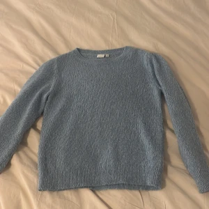 Ljusblå stickad tröja från Name It - Mysig ljusblå stickad tröja från Name It. Storlek 146-152. Har inte använts på länge. Köptes för 300. 