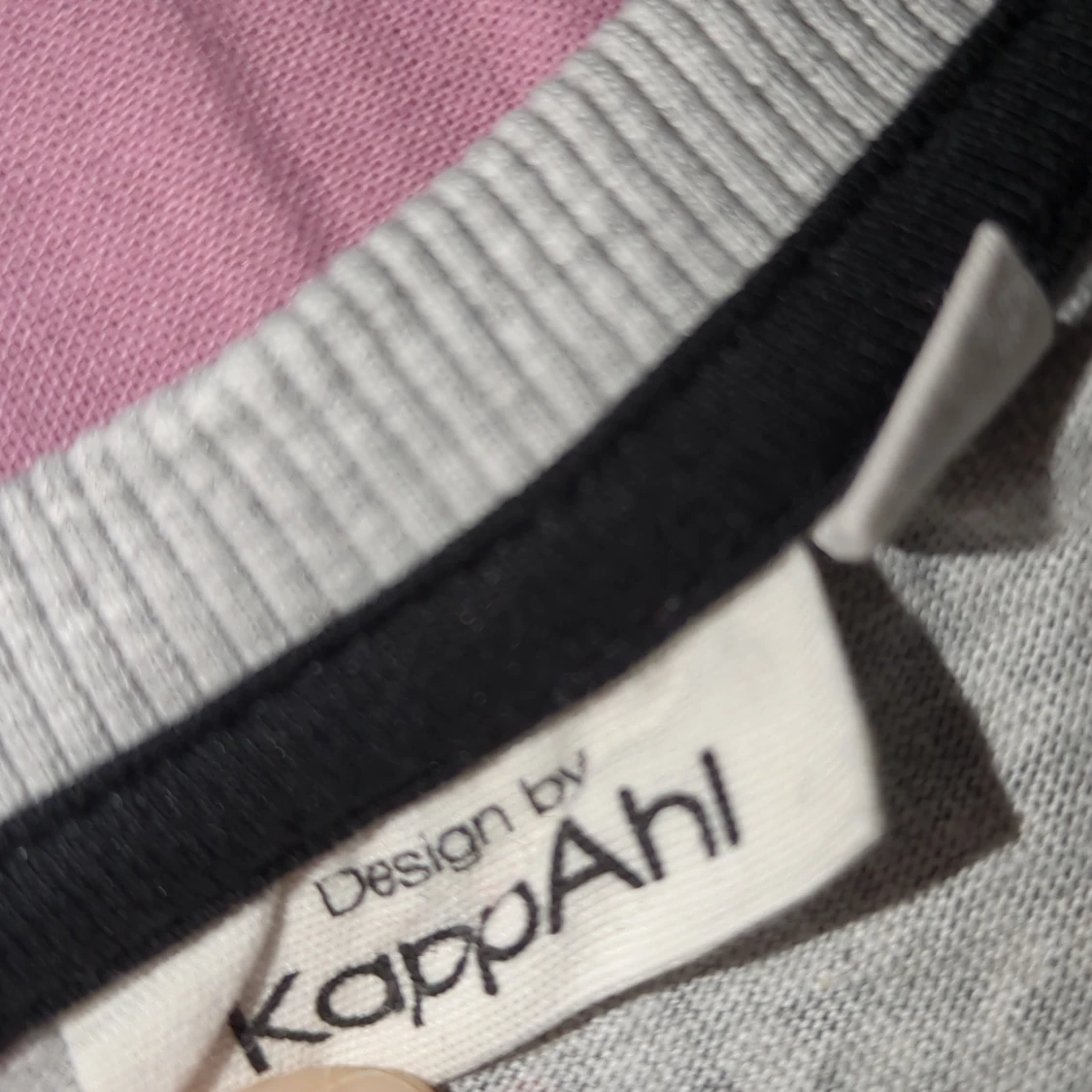 Grå sweatshirt med coolt tryck KappAhl - 2