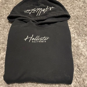 Hollister must-have hoodie - Svart hoodie från Hollister Must-Have Collection  Storlek S det är bara att skriva vid frågor