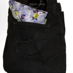 Svarta jeans från Jacob Cohen - Fråga om fler bilder! Snygga svarta jeans från Jacob Cohen med klassisk femficksdesign och smal passform. Byxorna har en diskret logga på insidan och är tillverkade i ett mjukt bomullsmaterial med stretch för extra komfort. Perfekta för dig som gillar stilrena och tidlösa plagg. Priset inte spikat våga buda! Passar S-M 