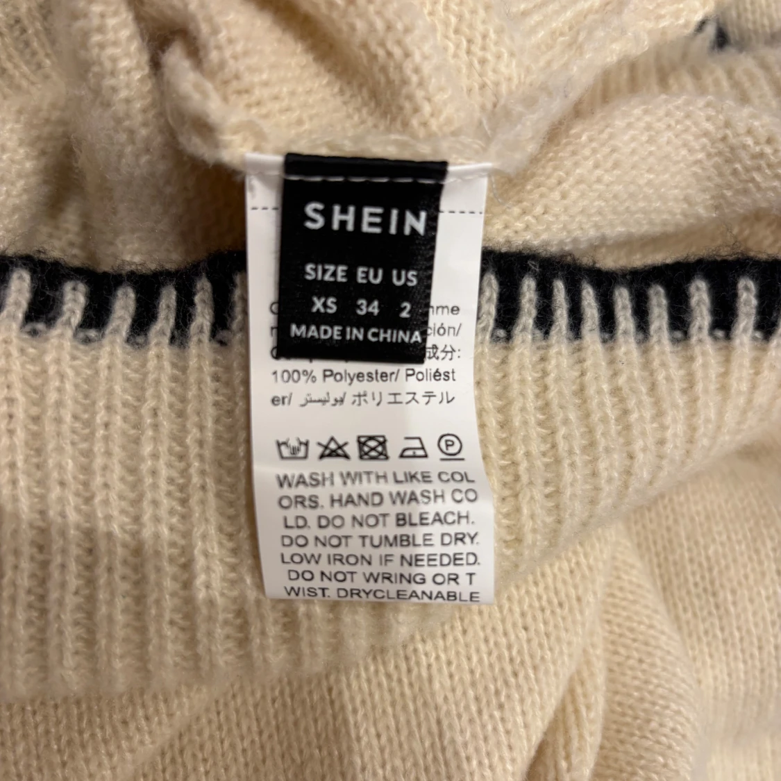 Vit hoodie med svart detalj från SHEIN - 3