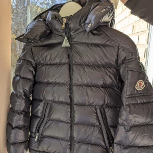Moncler navy blue Maya 12 år - Moncler mörkblå Maya modell – storlek 12 år Passar barn mellan ca 11–14 år. Köpt på NK Stockholm för 8 999 kr. Jackan är i jättefint skick, endast använd ett par gånger. Kvitto finns.