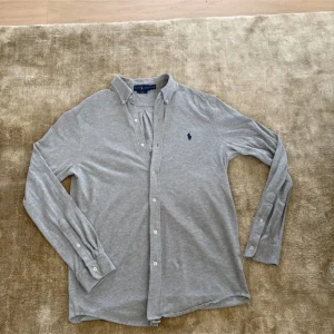 Polo Ralph Lauren Skjorta - Säljer en riktigt skön grå skjorta från Polo Ralph Lauren. Medium och i bra skick inga defekter. Hör av er vid frågor eller pris förslag