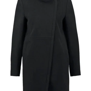 Svart ullkappa från Tiger of Sweden - Svart kappa från Tiger of Sweden, modell Kelli. Stilren design med hög krage, asymmetrisk dragkedja och två sidfickor. Tillverkad i 80% ull och 20% polyamid, fodrad med viskos och polyester. Perfekt för kalla dagar med snygg siluett och klassisk look.