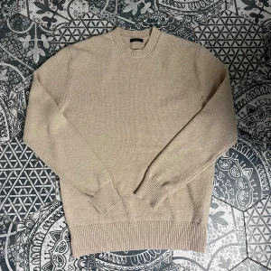 Massimo Dutti - Stickad Tröja - Stilren beige stickad tröja från Massimo Dutti! | Mycket fint skick! | Storlek: M | Nypris: runt 1,000 kr | Perfekt nu under hösten 🍂|Boxen ingår | Vid frågor eller funderingar finns jag i DM! 📩 Mvh CVB Closet