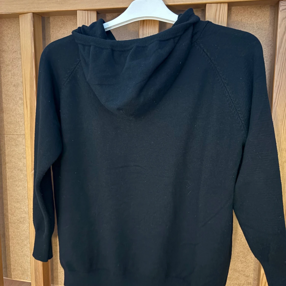 Svart stickad hoodie  - 2