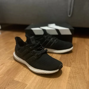 Adidas Ultraboost svarta sneakers - Svarta Adidas Ultraboost sneakers med stickad ovandel och klassiska tre ränder på. Pris kan diskuteras vid snabb affär❗️