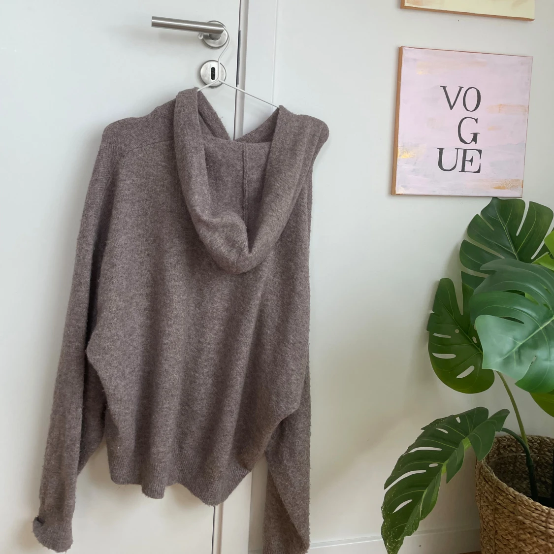 Brun stickad hoodie med huva från Lindex - 1