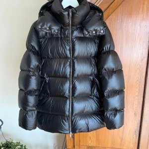 Massimo Dutti jacka   - Säljer en svart, glansig pufferjacka med stor huva och dragkedja framtill. Pris kan diskuteras. 