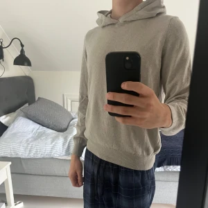 Beige stickad hoodie från Oscar Jacobson  - Snygg beige hoodie från Oscar Jacobson i storlek XS, skön stickad hoodie. Perfekt inför kylan! Hör av dig vid frågor.