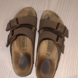 Bruna sandaler från Birkenstock - Säljer ett par klassiska Birkenstock sandaler i brun. Använda en sommar och köptes på Zalando 2023
