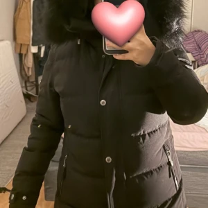 Vinterjacka Hollies Subway  - Säljer min Hollies Subway Black/Black i storlek 40. Använd få gånger men i nyskick, inga skador eller fläckar. Passar strl S-L Äkta päls (raccoon), fortfarande fluffig och fin.  Nypris: 6 249 kr Mitt pris: 1500