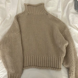 Beige stickad polotröja - stickad tröja ifrån hm i gott skick!