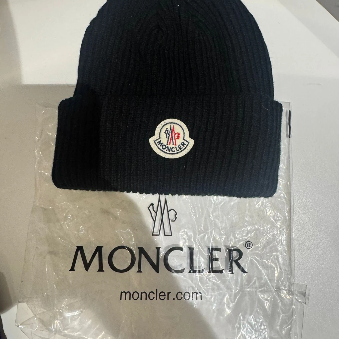 Svart ribbad mössa från Moncler