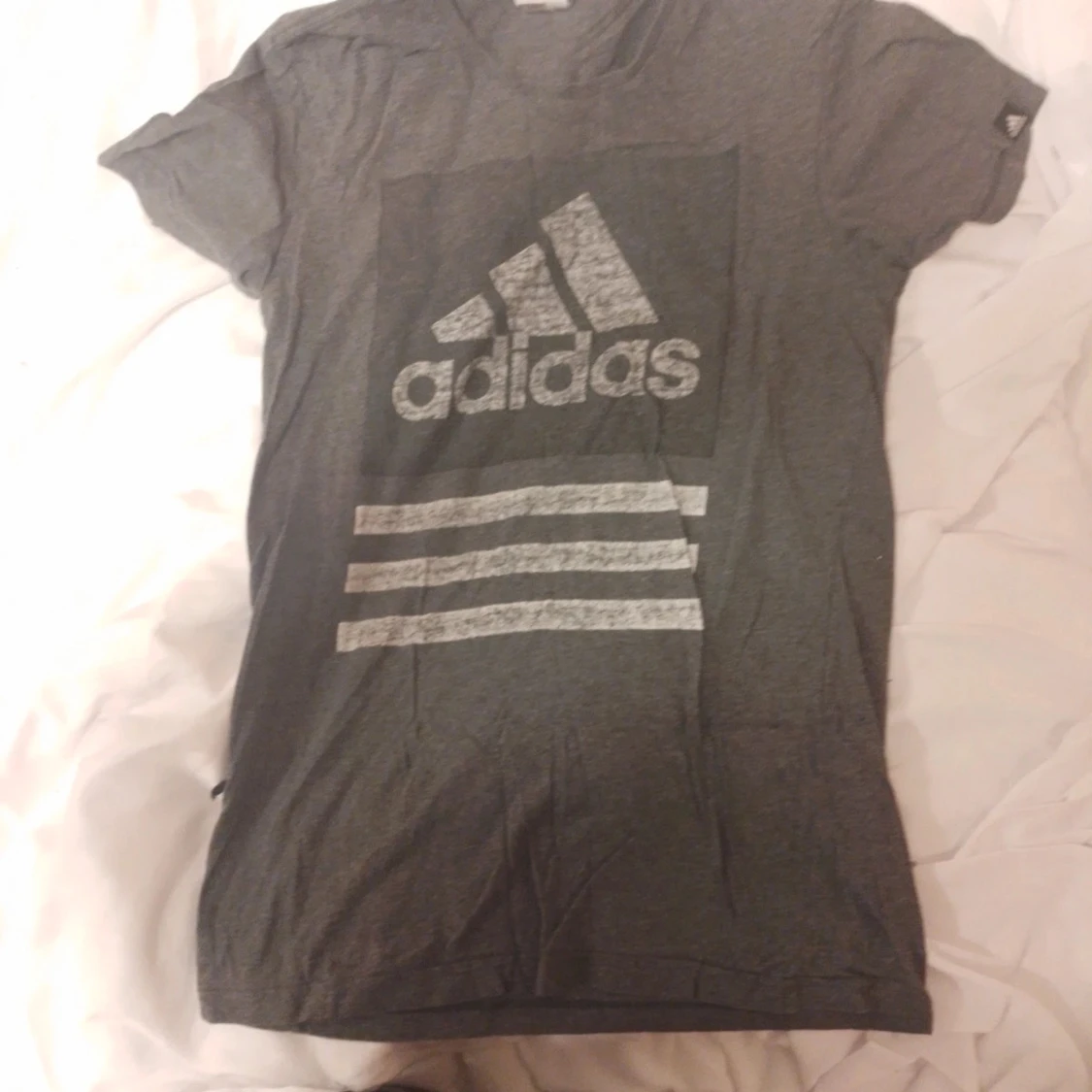 Grå Adidas t-