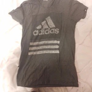 Grå Adidas t- - Snygg grå t-shirt från Adidas.