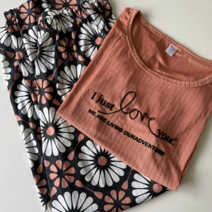 PYJAMAS SET - Pyjamas set som består av T-shirt och byxor. Storlek L men är mindre i storleken, passar även M.