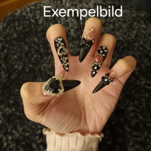 Handmade Gothic lösnaglar Strl M - 10st långa press on naglar i en gotisk design. Inkluderar nagelfil och applikator. Tillverkad av matt akryl av hög kvalitet, som är stark och hållbar                                            Mått( båda vänster och höger är samma )  Tumme =       1,7 cm bredd längd 3 cm Pekfinger =   1,7 cm bredd längd 3 cm Långfinger = 1,7 cm bredd längd 3 cm Ringfinger = 1,7 cm bredd längd 3 cm Lillfinger =    1,6 cm bredd längd 2,8 cm  OBS! Storleken är baserad på manuell mätning och kan variera med 1–2 cm.