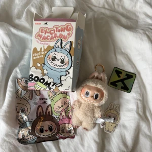 labubu - säljer min SUPERSÖTA labubu i färgen ”soymilk” från popmart!! världens finaste färg som passar till allt 🤗 några få tecken på användning över brynen och på händerna (se bilder) men som nog går att tvätta bort, kartongen har även fått några skador. annars toppskick! allt på bilden medföljer, originalkartong, påse, sticker och köpt på stockx så även den stickern kommer med ❤️❤️❤️❤️❤️