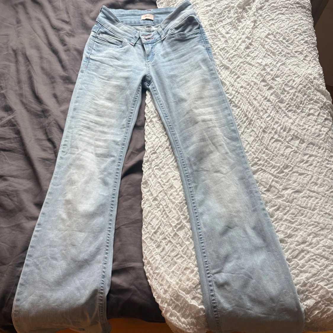 Ljusblå bootcut jeans med broderi - 1