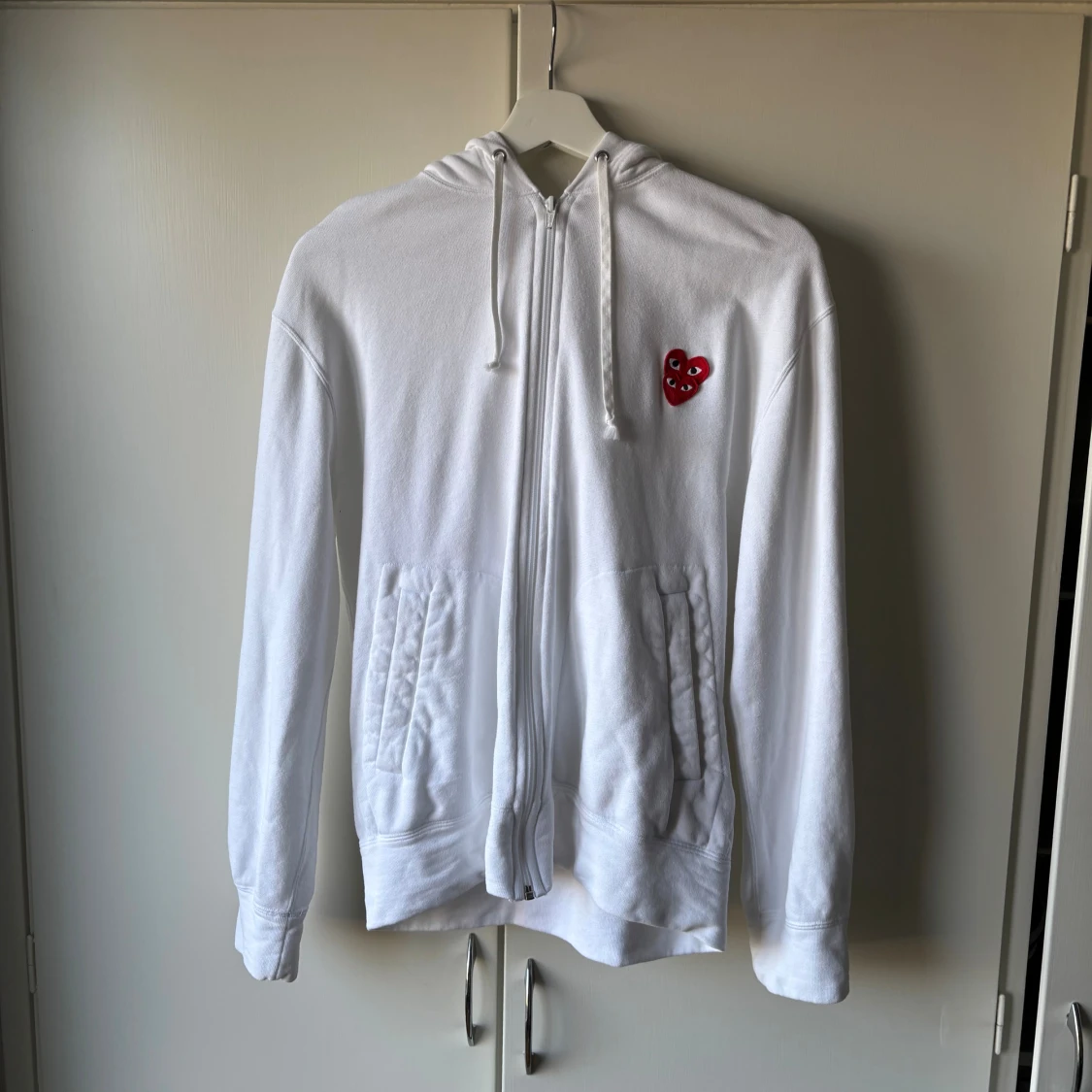 Vit hoodie från Comme des Garçons Play