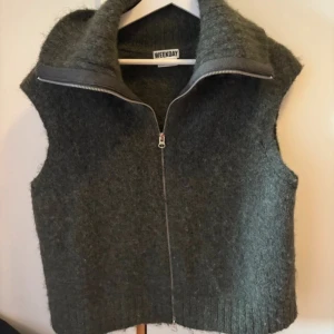 Weekday väst grön xs/s - Säljer denna då den tyvärr inte kommer till någon användning passar xs/s💕💕💕