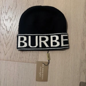 Svart Burberry mössa  - Som ny. Perfekt till vintern