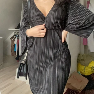 Sjukt snygg klänning från NAKD - Från Hannalicious X NAKD kollektionen. Använd en gång, så nyskick. Jätteskönt material med ballongärmar. Storlek S/34/36 men väldigt stretchiga 