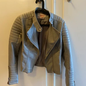Bikerjacket strl 40 - Bikerjacket från Chiquelle. Storlek 40 men mer som en 38. Grå färg. Använd ca 2-3 gånger. 