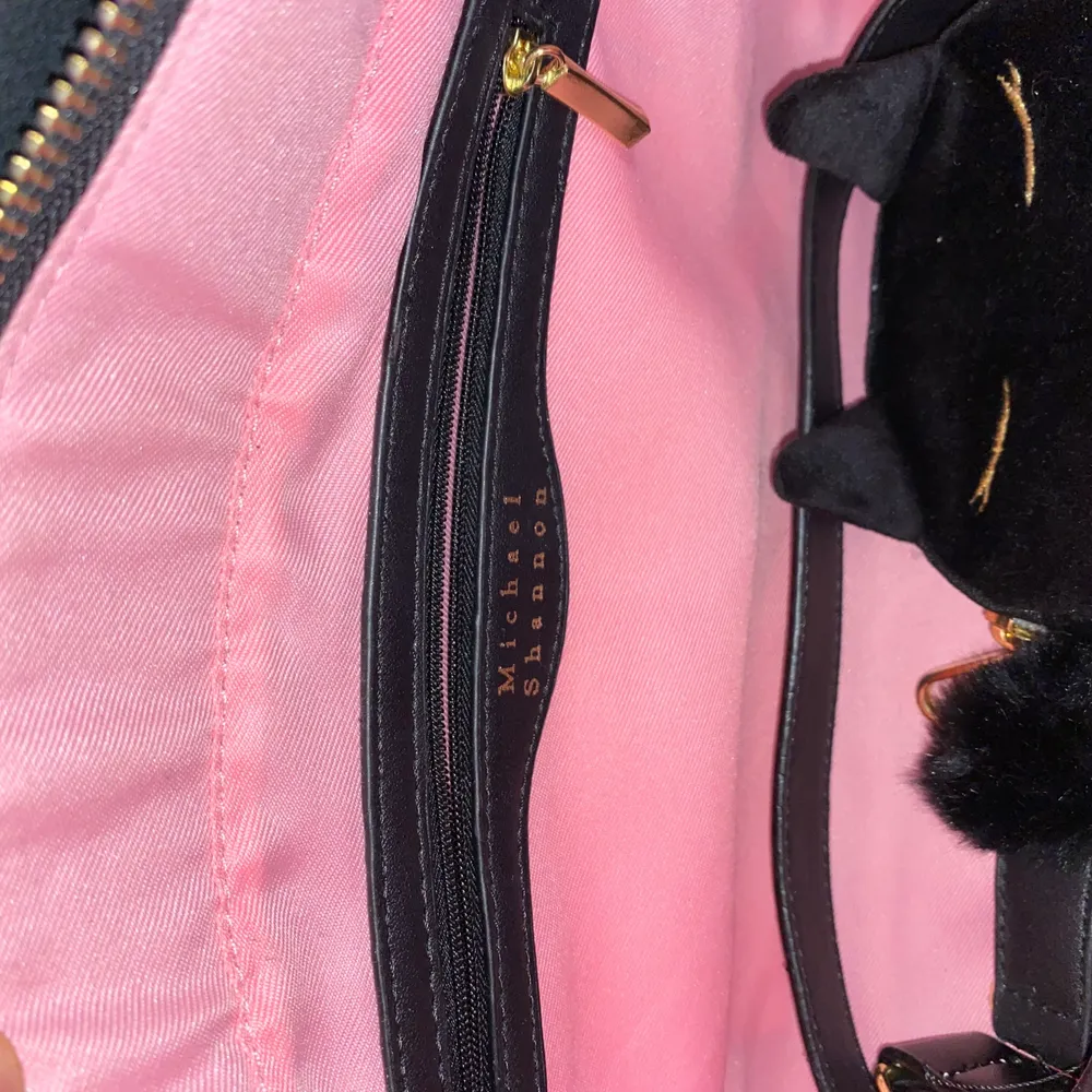 Perfekt mellan stor väska, perfekt skick, ny. Kommer med en axelband och en mynt hållare i kattfoten och har rosa material innuti. . Väskor.