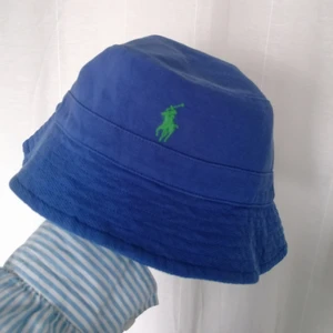 Bucket hat från Ralph Lauren - Bucket hat i superfin färg från Ralph Lauren. Skön och sval. Sparsamt använd. Storlek S/M
