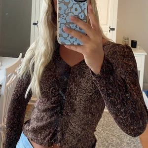 Topp - Söt brun liten blus figursydd