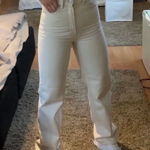 Beige/vita jeans - Säljer dessa snygga jeans! Lånade bilder🫣 De passar perfekt till sommaren! 💖 Kommer inte till användning löngre och därför säljer jag dem😍 Jättefina, orginalpris 499.