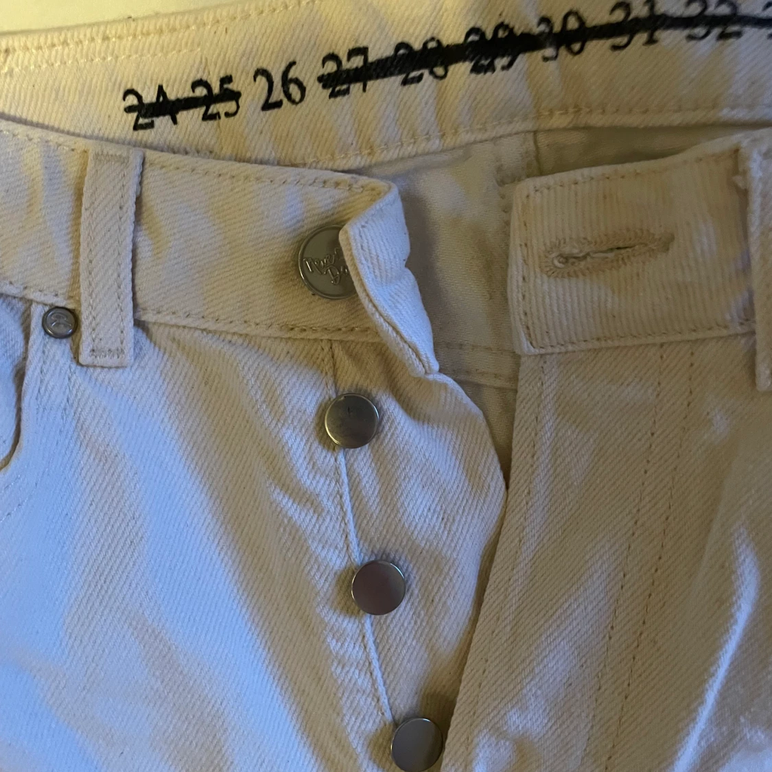 Beige jeans från bikbok - 91