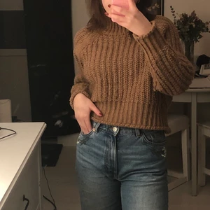 brun stickad tröja  - mysig brun stickad tröja från h&m i storlek xs<3 köpt för cirka 2 år sen och sparsamt använd:) den är croppad och har en mysig polokrage:) originalpris: 249 kr