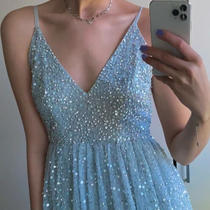 ISBLÅ BALKLÄNNING - Hej! Jag säljer en helt oanvänd balklänning köpt 2020, men kom aldrig till användning då balen ställdes in pga corona :( den är alltså aldrig använd och har alla tags kvar, köpt för 1800 av ett märke på Nelly. Justerbara axelband och är lång, men kortare framtill. Färgen heter ice blue och klänningen är låg i ryggen. Skriv för fler bilder ❤️ Passar bra på mig som vanligtvis har storlek 34. 