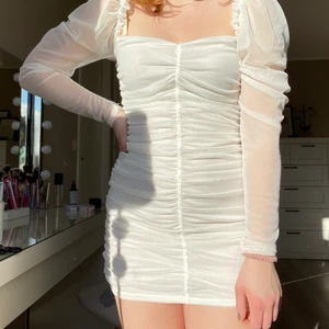 Vit klänning från Missguided  - Superfin vit klänning från Missguided i storlek S. Passar perfekt till studenten eller andra tillfällen. Säljer den för att jag hittat en annan studentklänning. Köpt för 349 kr. Fraktas eller möts upp i Växjö. 🤍🤍🤍