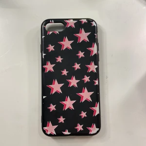 Mobilskal stjärnor iPhone 8 - Säljer detta mobilskal med stjärnor från shein. Några stjärnor är lite slitna