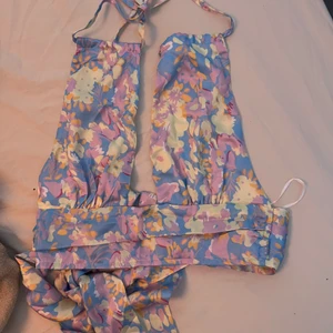 Superfin topp - Superfin topp men tyvärr för liten för mig! Orättvis bild, men eftersom den är för liten så har jag ingen bild med den på. Men den är verkligen jättefin! Man knyter runt midian och halsen.