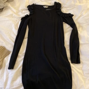 Klänning med utskärning  - Söt klänning från Cubus! Det ligger några år på nacken men i bra skick! ❤️