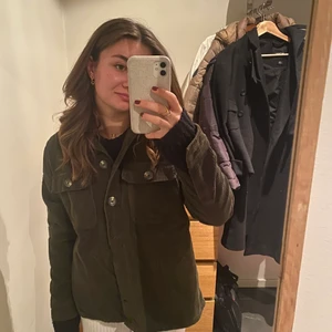 Grön vårjacka - Nu säljer jag denna fina militärgröna manchester jacka! Den är i fint skick och bara använd ett fåtal gånger, passar perfekt nu till våren eller till hösten!!🌸☀️🍂🙌🏻Om du har några frågor är det bara att klicka på den gröna knappen nedan!😊