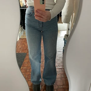 Blåa jeans - Blåa jeans från monki. Säljer pga för små för mig, storlek 25. Bra skick!