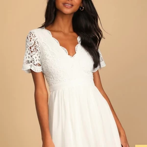 Studentklänning från Lulus - Sitter perfekt på och den ultimata klänningen för studenten! Rörlig och snygg