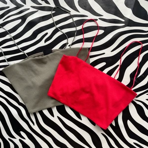 Gina linnen ❤️ - Säljer dessa två linnen från Ginatricot🤍 den röda är i storlek XS och den gröna i S🤍 säljs i styck 80 kr eller båda för 140