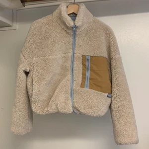 Teddyjacka från pullandbear  - Säljer denna finna teddyjacka perfekt till våren och sommaren.☀️ Den är litte kroppad, lite kortare. Inga skador elle fläckar. Köpare står för frakt 😆