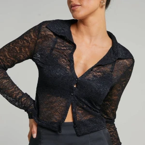 Svart tröja - En svart kofta som kan användas som blus med superfint tyg. Råkade göra en dubbel beställning på denna och säljer nu därför en av dem. Aldrig använd med lapp kvar! 