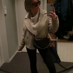 Jacka - Lägger ut igen då de blev strul. INTRESANTKOLL på min fina jacka ifrån vila som är slutsåld. Säljer endast vid ett bra pris då jag inte är 100 på att jag vill sälja. Jackan är i bra sick, skriv privat för fler bilder! Bud från 400