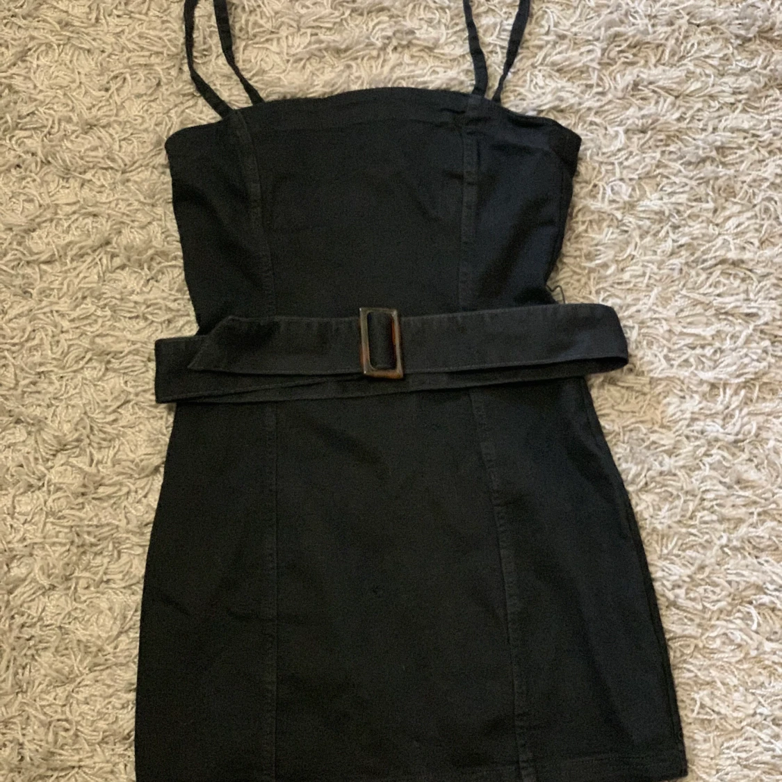 Kort klänning i demin, skärp ingår - 90