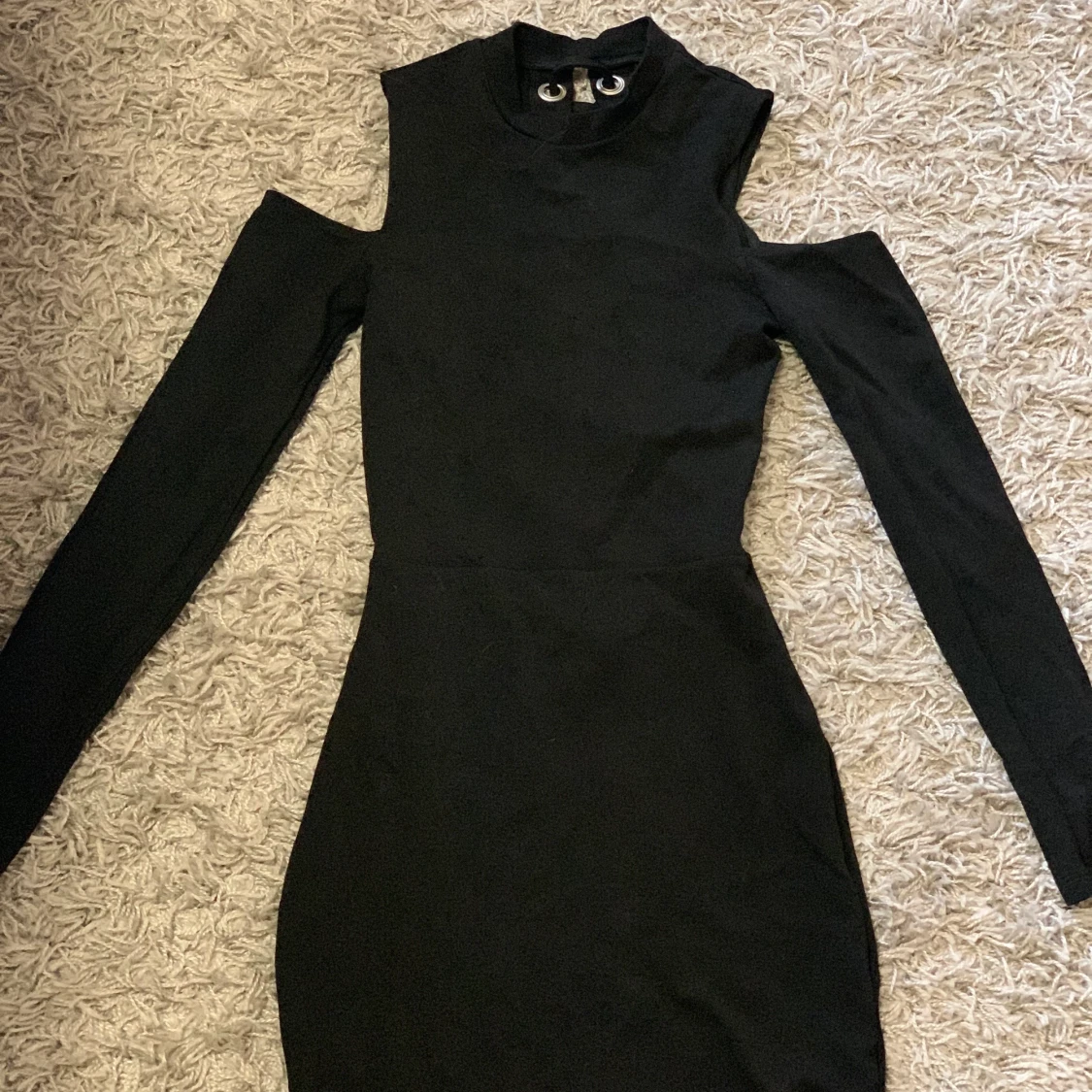 Svart figurnära klänning med knuten rygg - 90